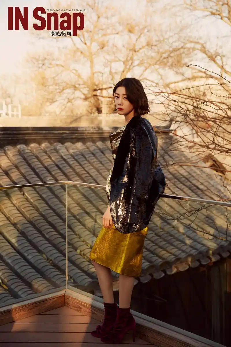 李溪芮最新街拍曝光 化身北京冬日胡同里的冷美人