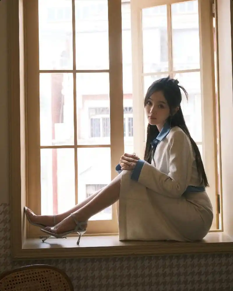 吴宣仪:银色透明一字带高跟凉鞋