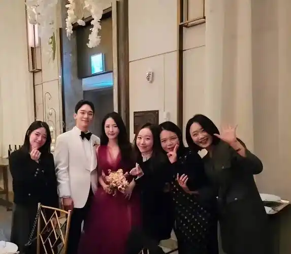 金钟大和老婆举办婚礼,妻子正面照首曝光,两人笑容甜蜜非常恩爱_新娘