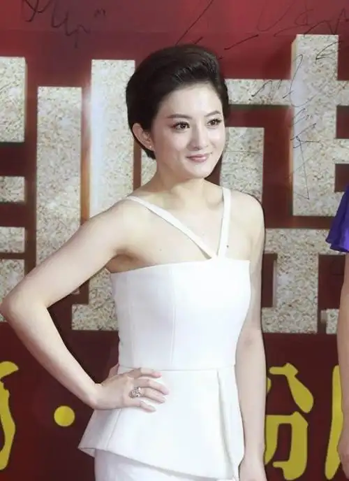 40岁金铭再无婉君灵气穿抹胸套装成熟有范短发飒气却显龄