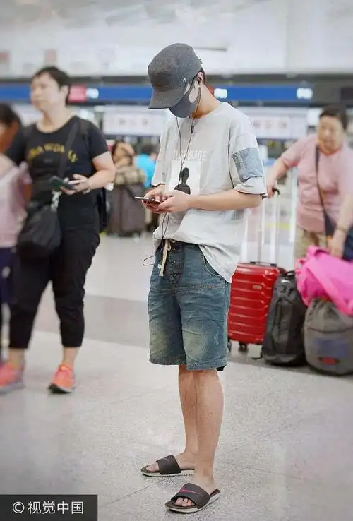 拖鞋是真爱!华晨宇t恤塞一半露一半大走邋遢风 全副武装不露脸超低调.