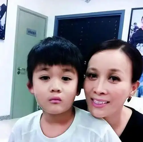 那英儿子高兴被父亲抛弃留下阴影母亲再婚后继父待他如亲儿子