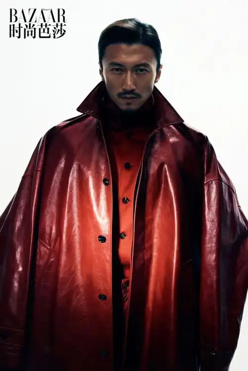 影帝谢霆锋《时尚芭莎》封面大片,对镜展现健硕肌肉硬朗身手