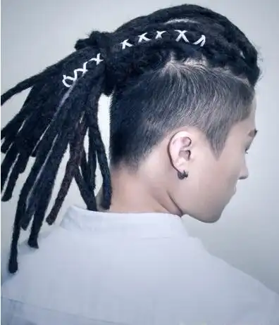 男生小辫子发型后脑勺引人注意显帅气俏皮魅力