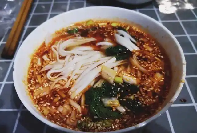 油泼辣子酸汤面,超开胃的家常美食,隔着屏幕流口水,学会自己做