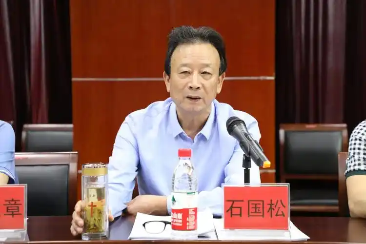 会上,融达集团总裁石国松介绍公司情况,并提出企业发展过程中稳定压倒