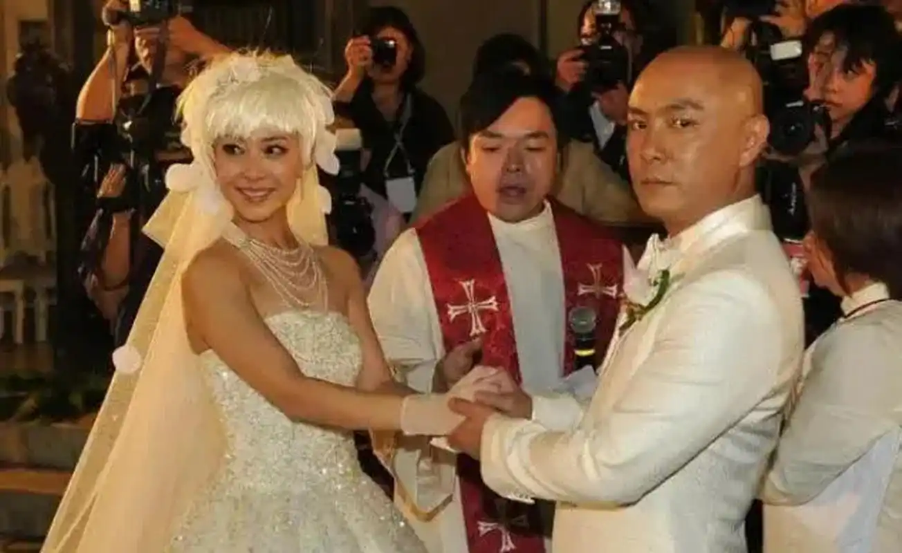 张卫健与张茜两人相恋多年,于2008年喜结连理.