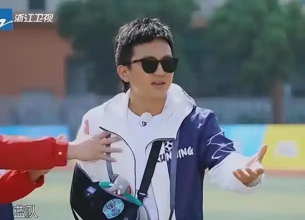 随着邓超官宣退出跑男,不到一年的时间又出现在了另一档综艺节目