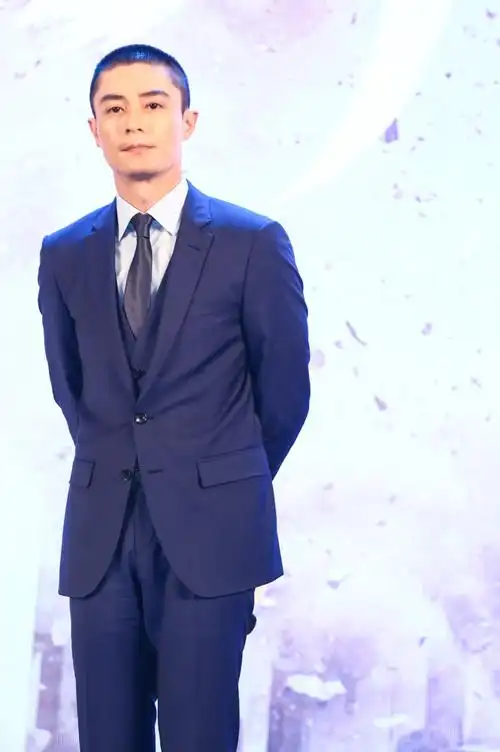 霍建华老干部的气质无人能敌,换上寸头造型的他也这么有魅力