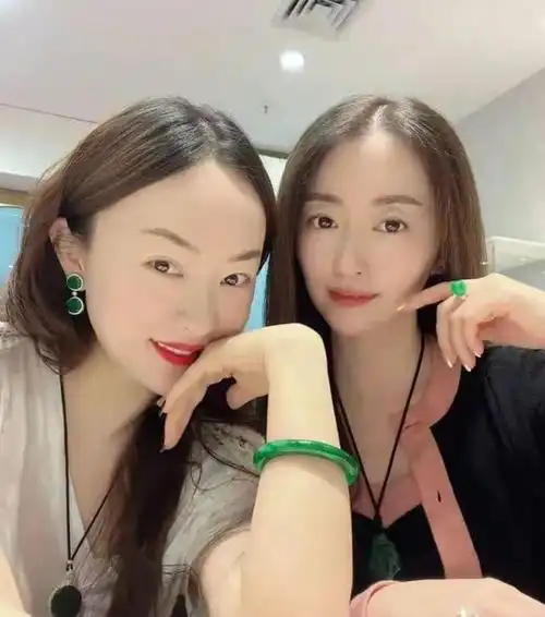 霍思燕跟闺蜜聚会,"穿金戴银"贵气十足,清纯少女变优雅贵妇