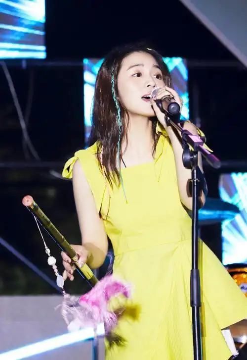 > 黄英音乐节闪耀舞台照图片(4/5)