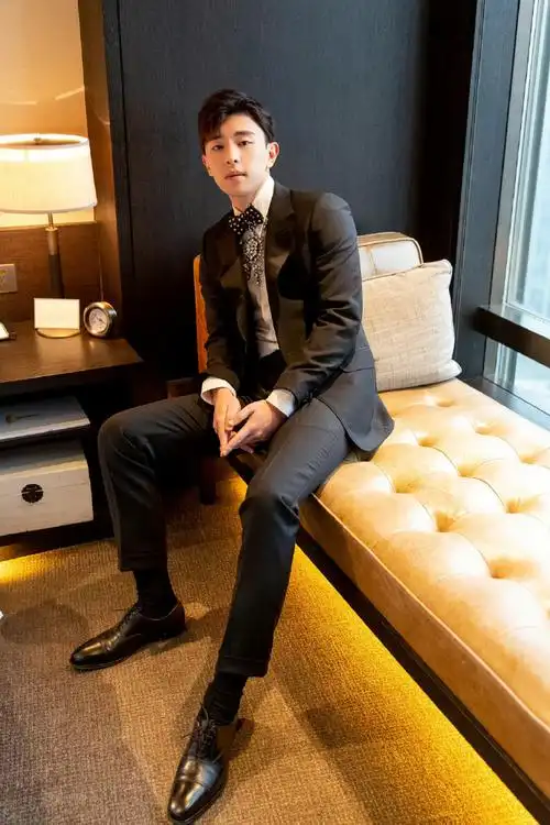 灯芯阁超话#邓伦#  无与伦比的西装王子