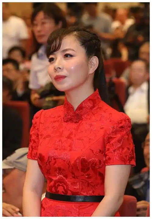 她是国家一级演员,因买不起房回到农村,如今下地放牛成日常|王二妮|下