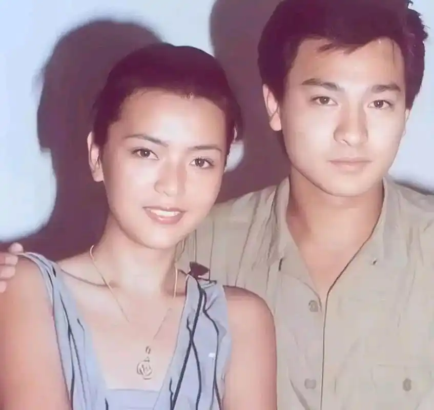 右边是年轻时代的刘德华,可左边这位年轻漂亮的姑娘是谁?