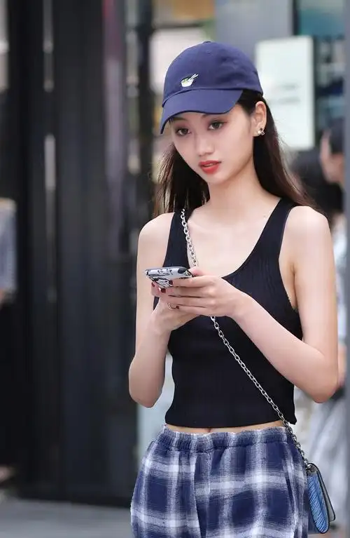 街拍五官端正皮肤白皙坦然自若的气质女孩青春气息十足