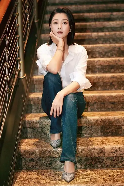 演员殷桃随性性感图片写真