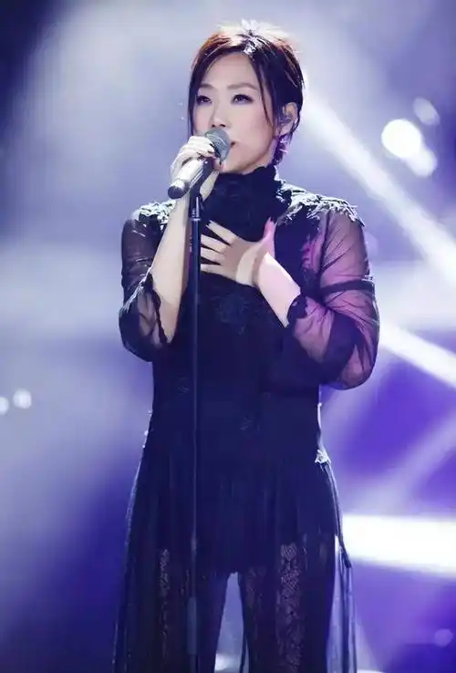 林忆莲退圈3年官宣复出,曾让李宗盛为其抛弃妻女,如今准备扶正多年