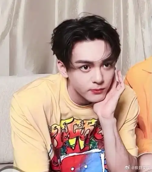 看过了成毅的腹肌,还为粉丝谋福利,主动q成毅光膀子舞剑,曾舜晞