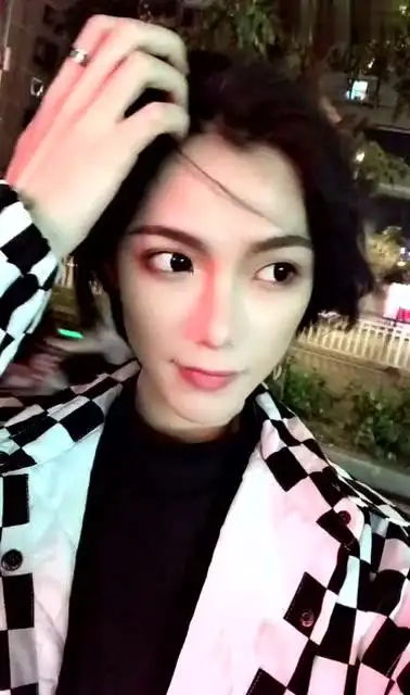 "女装大佬"南执的男生形象也挺美的,若隐若现的喉结,太性感了