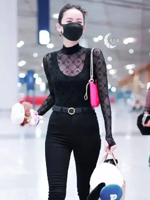 当古力娜扎穿着紧身黑色打底衫,配以时髦的黑色皮裤,那完美无瑕的身材