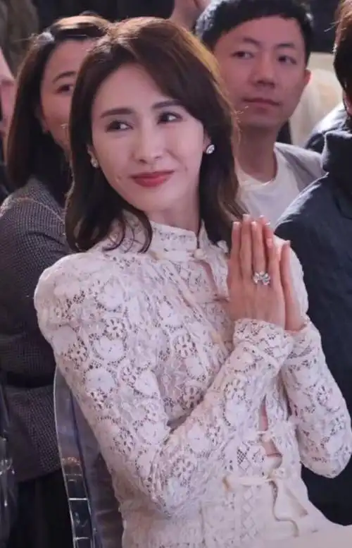 51岁黎姿上海出席活动面部紧绷笑容僵硬自爆想复出拍戏