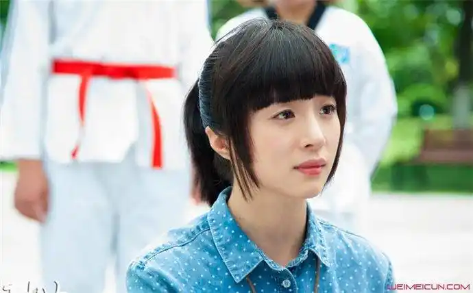 其实之前胡冰卿还主演过旋风少女,当时这部青春偶像剧也是超级的火的