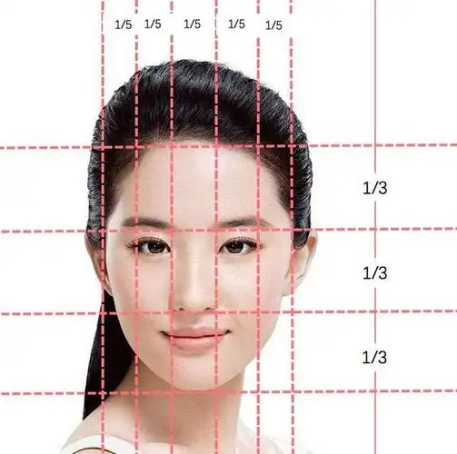 单看五官也不够精致,但她的面部比例几乎贴合了三庭五眼标准,果然是骨