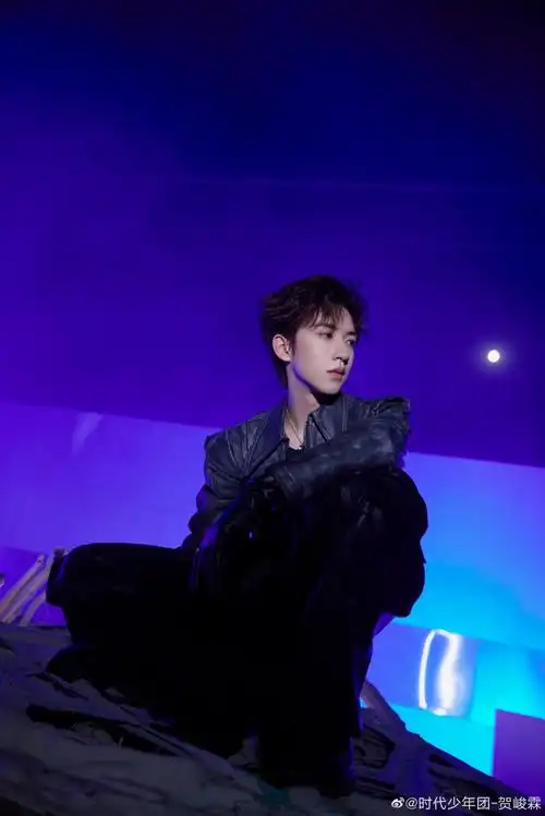 贺峻霖皮衣蓝紫光影大片