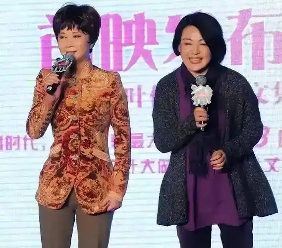 61岁蔡明同框61岁丛珊,一个从容老去太优雅,一个疯狂扮嫩脸好假_造型