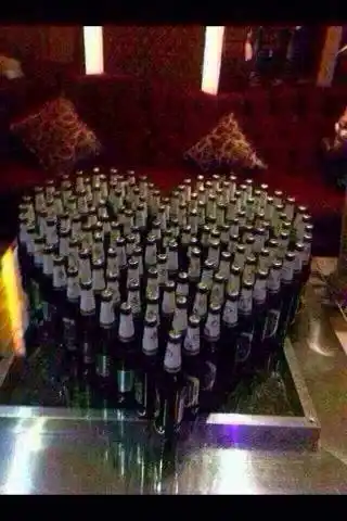 谁有用啤酒摆成的心形图片,背景最好是ktv的,.角度最好是45度鸟瞰
