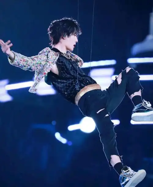 肖战全开麦,王一博吊威亚翻跟头,这两个人也太绝了!