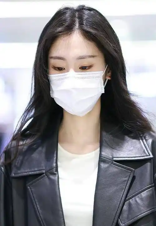 原创张碧晨的机场私服好显气质怼脸拍都不怕廓形皮衣真显个性