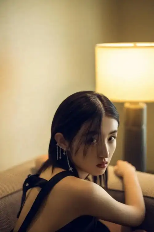 张子枫嘟嘴卖萌成功,出席《亲爱的新年好》首映礼,妹妹越发漂亮