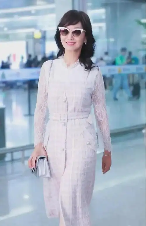 赵雅芝70岁惊艳依旧穿衣自由显气质她如何实现美丽一生传奇