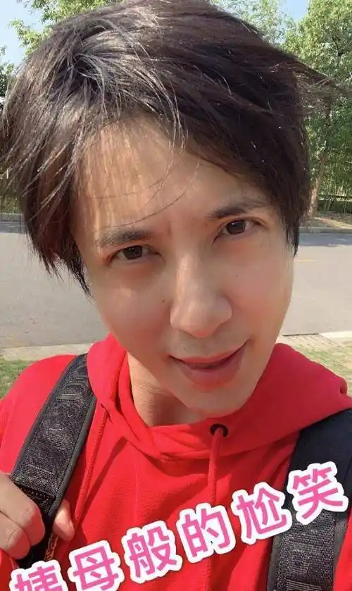 薛之谦现身医院疑生病,坐路边苦闷抽烟叹息,高磊鑫罕见温柔安慰_好友