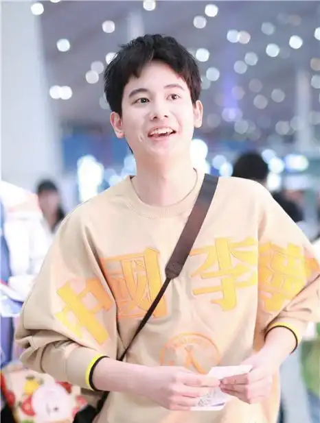 胡先煦休闲装背挎包学生气满满露齿笑十足阳光大男孩