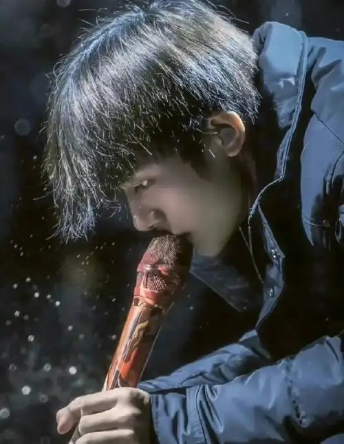 易烊千玺闭眼侧颜