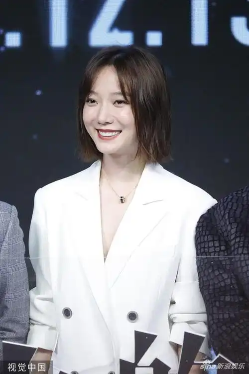 王珞丹白色西装清爽又帅气撩发甜笑温柔zt