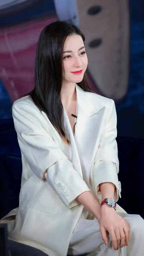 迪丽热巴干练白西装造型##迪丽热巴黑色镶钻礼服写真