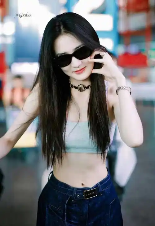 徐璐北京机场亮相,"内衣"背心火辣又清凉,一身名牌高达100万_风格