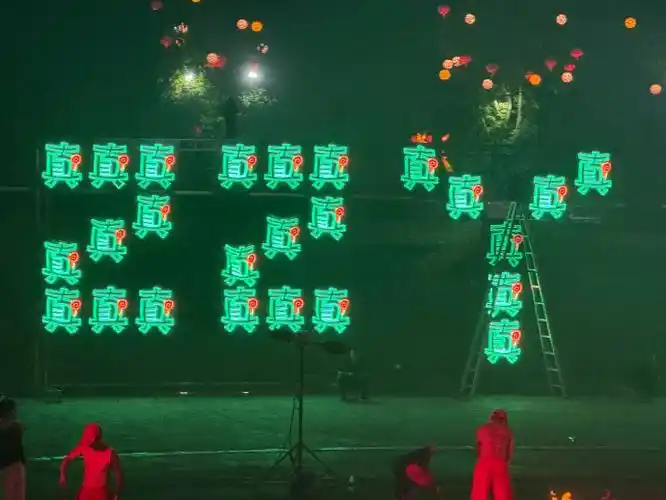 张真源非遗打铁花应援#  张真源生日非遗打铁花应援92  璀璨赌靠