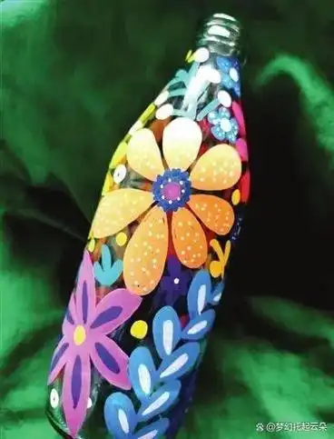 李红蓉通过自己的巧手,将废弃木工板,旧案板等废品变成了精美的工艺品