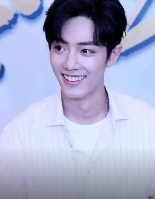 照片中有人对肖战比心,肖战一脸