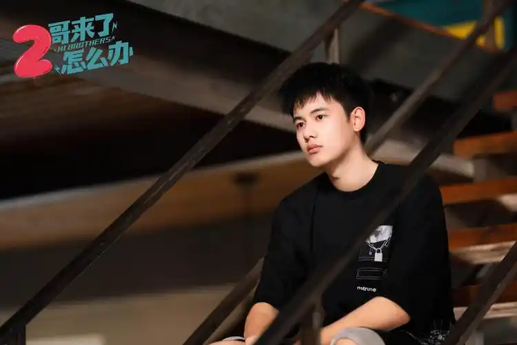 电影从头到尾,哥哥杨听风(胡先煦 饰)和妹妹杨听雨(邓恩熙 饰)的人设