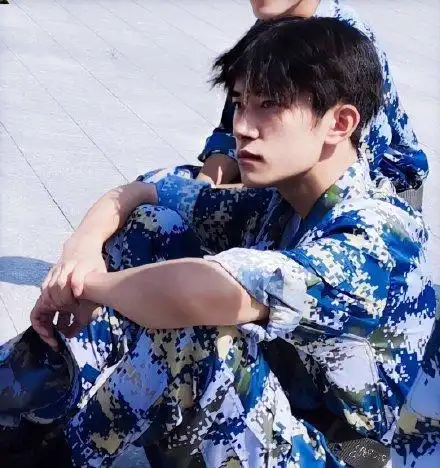 易烊千玺近照曝光,军训晒黑变成"小黑烊",肯定没抹防晒?