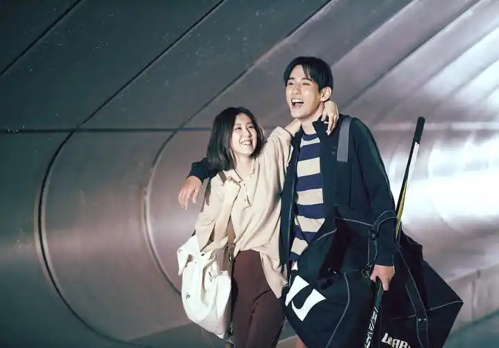 mv上演经典日剧冰上恋人白安身穿10公斤赛服冰场上汗流浃背