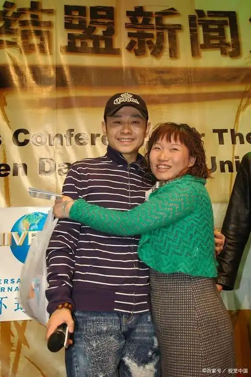 陪在他身边的是朱梅,虽然杨娜出现的早,但朱梅才是刀郎的糟糠之妻