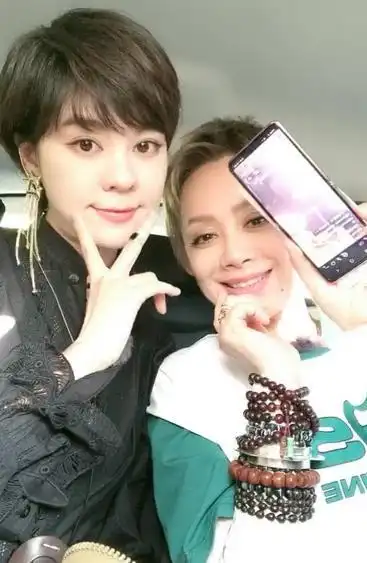 宁为郁睡:宁静晒和郁可唯自拍,镜中的宁静唯一的可唯!