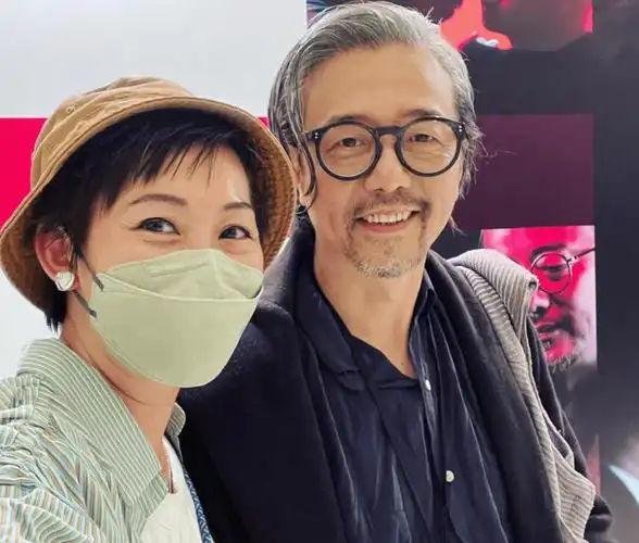 56岁张锦程已满头白发_穿着_舞台剧_皱纹