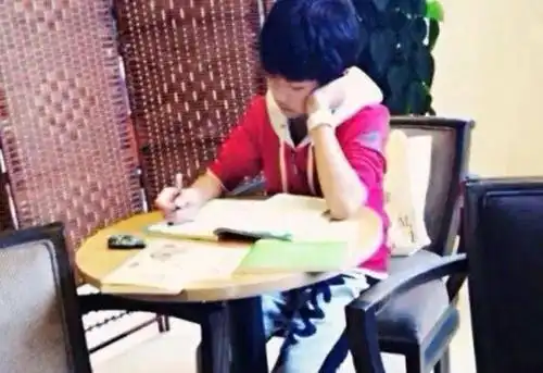 生活就像普通家庭家里也是给易烊千玺腾出了个写作业的安静地方,弄了